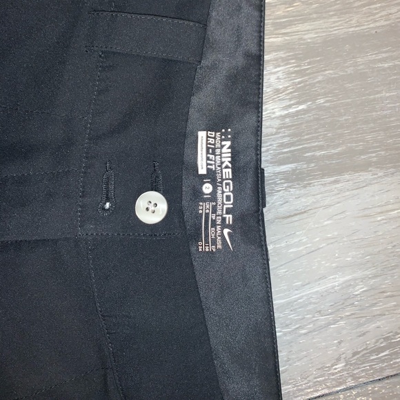 SIZE 2 NIKE BLACK GOLF SHORTS - Picture 2 of 3